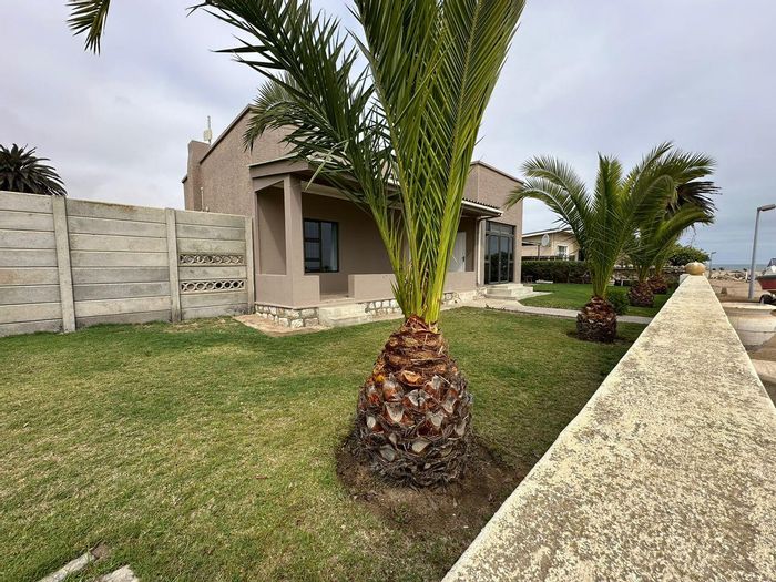 Beachfront house in Vineta with direct ocean access and glamping potential. For Sale.