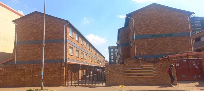 2-Bedroom Apartment For Sale in Kempton Park AH with 24-hour security and parking.