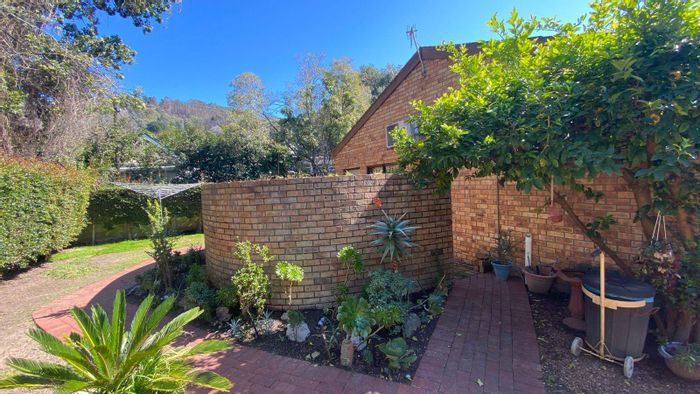 Lemoenkloof House For Sale: 3 bedrooms, open-plan living, multiple patios, JoJo tanks.