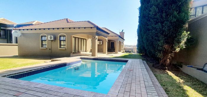 Stunning 4-Bedroom House in Blue Valley Golf Estate – For Sale Now!