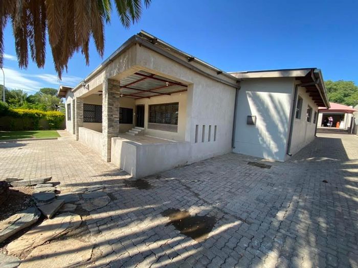 House To Rent in Pioniers Park: 5 Bedrooms, pool, double garage, and entertainment areas.