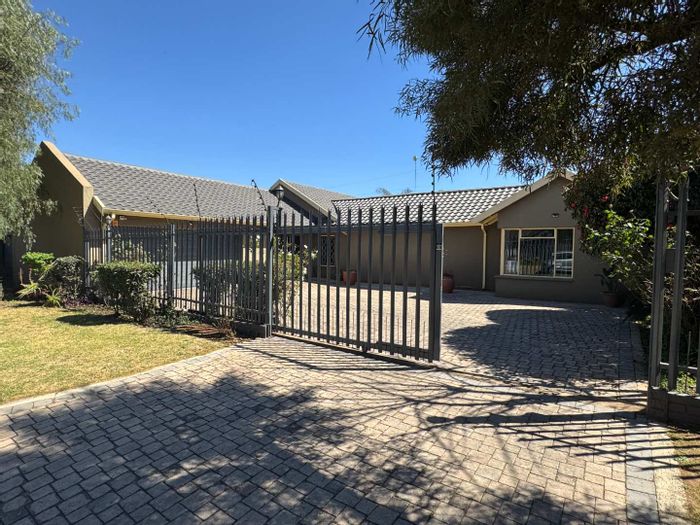 For Sale: Spacious Verwoerdpark House with pool, study, and double garage.