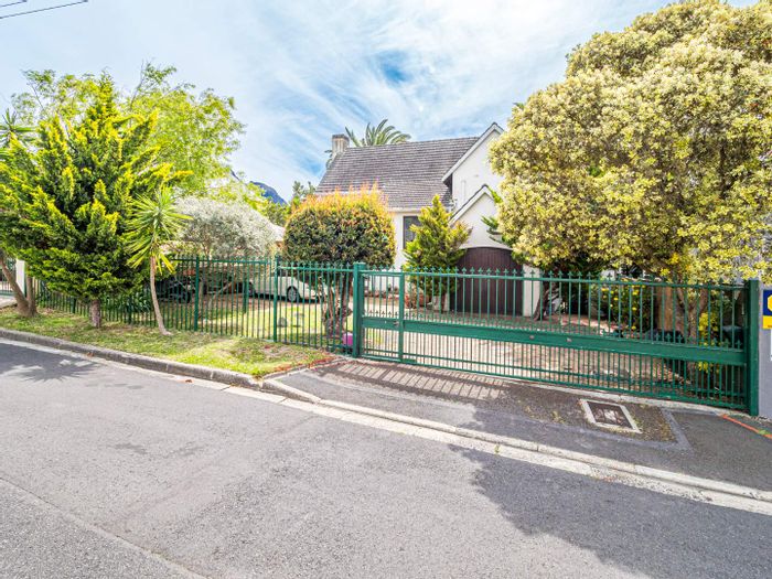 Rondebosch House For Sale: Three bedrooms, pool, garage, near schools and shopping.