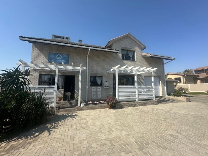 Coastal house in Vineta for sale: 3 beds, 4 garages, ocean views, flat.