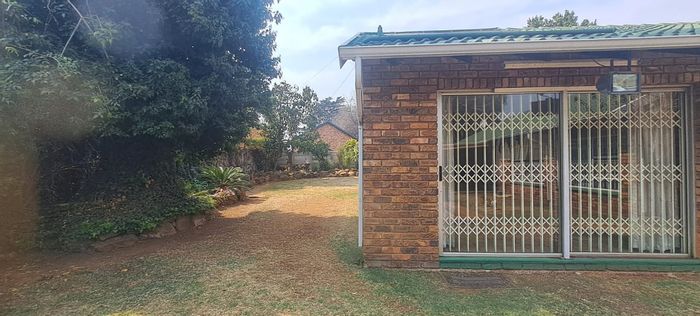 Cottage To Rent in Brackenhurst: 1 bed, pool, jacuzzi, secure parking.