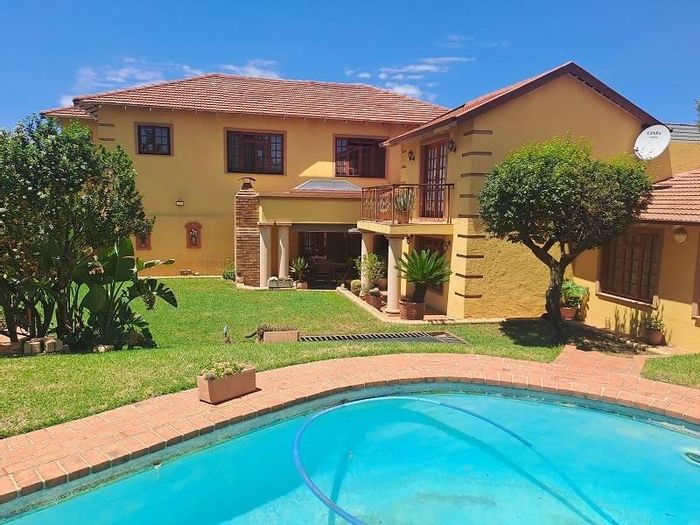 Linmeyer House For Sale: 4 beds, cinema room, pool, solar system, 3 garages.