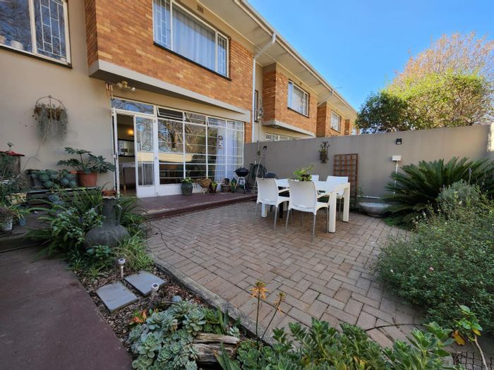 Farrarmere Apartment To Rent: 2-bed duplex, garage, courtyard, pet-friendly.