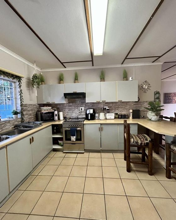 Kleine Kuppe House For Sale: 3 Bedrooms, indoor braai, double garage, spacious layout.
