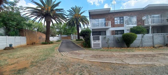 To Rent: Spacious 3-Bedroom Townhouse with garden, pool, and garage in Benoni Central.