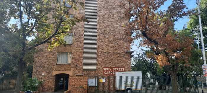 1.5 Bedroom Apartment To Rent in Sunnyside with Parking and Nearby Amenities