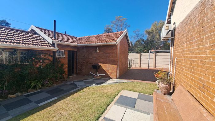 Blairgowrie Cottage To Rent: Furnished, solar backup, secure parking, utilities included.
