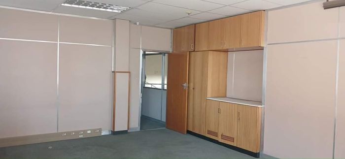 To Rent: Office in Northern Industrial, 1123sqm, 15 offices, security included.