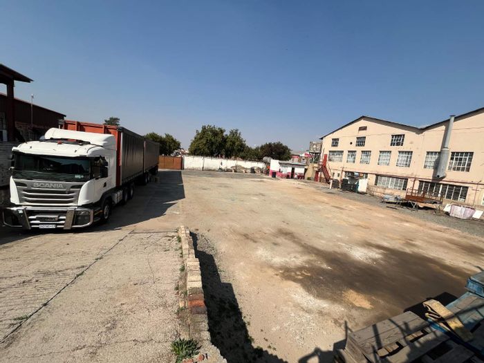 Industrial property in Alrode South to rent, 1600m² with office and storage.