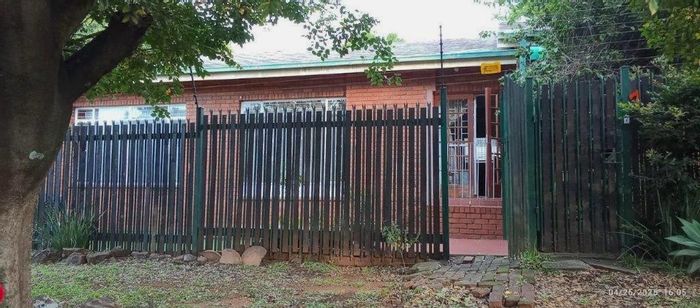 La Montagne Townhouse For Sale: 2 beds, private garden, lock-up garage, secure complex.