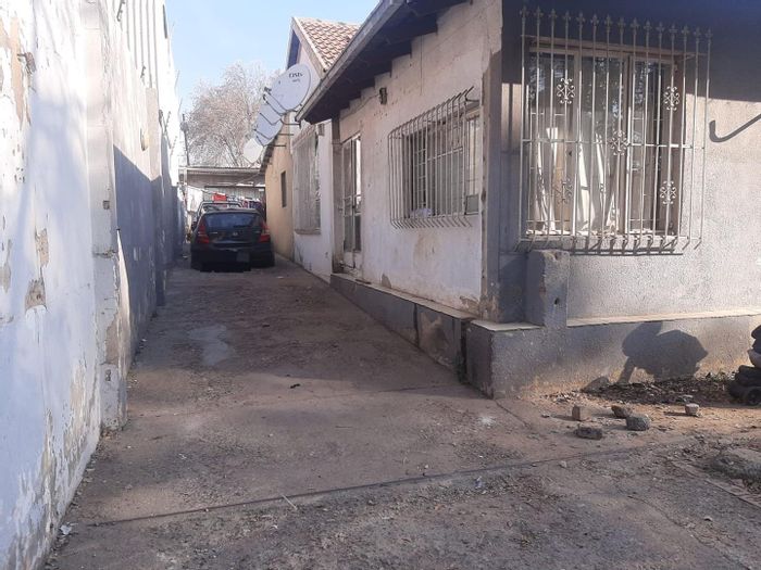 12-Room House for Sale in Kenilworth - High Rental Income Potential, Needs TLC.