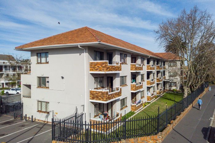 Plumstead Apartment For Sale: Modern Living Near Transport and Amenities!