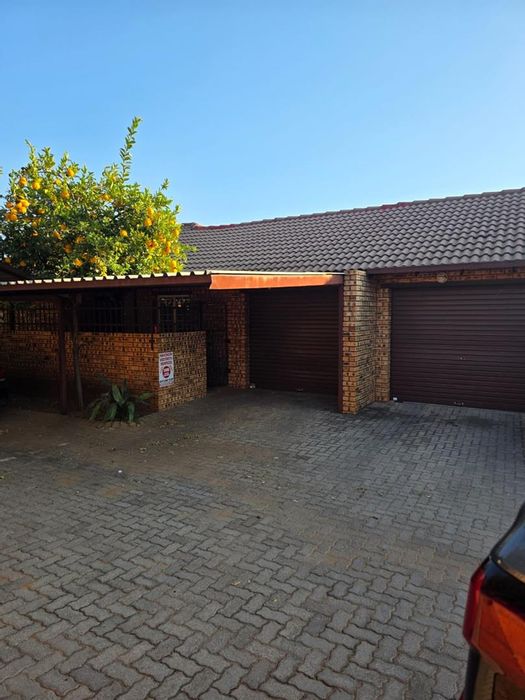 Amandasig House To Rent: 2 beds, 2 baths, garage, near amenities.