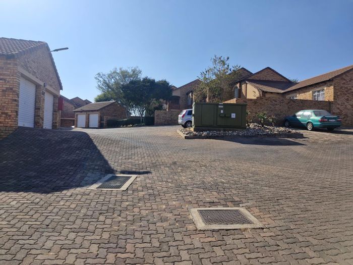 For Sale: 3-Bedroom Apartment in Mooikloof Ridge with Private Garden and Proximity to Amenities.