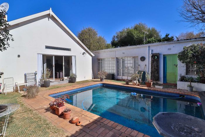 Brixton House For Sale: Pool, cottage, secure parking, near SABC and amenities.