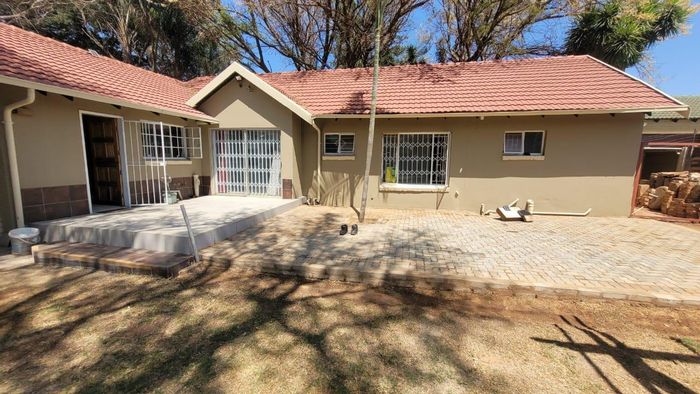 4-Bedroom House in The Orchards For Sale with Garages, Deck, and Garden.