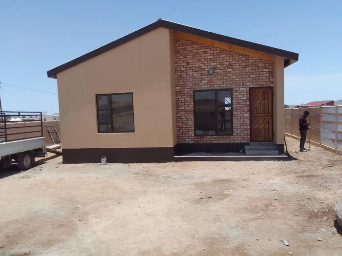 For Sale: House in Arandis Central with open plan living and en-suite bedrooms.