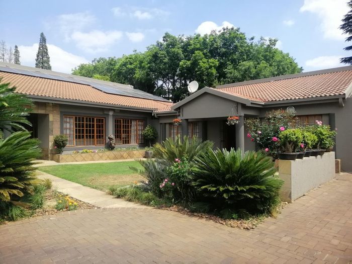 For Sale: House in Lambton with 4 beds, 3 baths, off-grid living, and 8 garages.