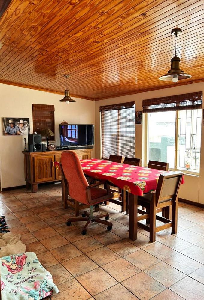 Dining area connected to the kitchen and opening onto the back garden