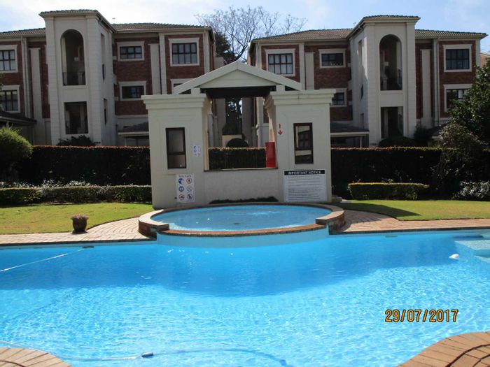 Bryanston Apartment To Rent: 2 Bed, 2 Bath, Pool, Close to Amenities.