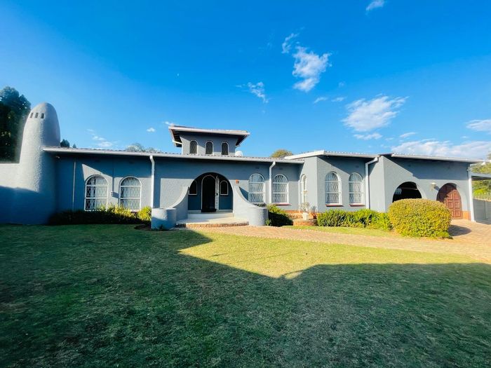 For Sale: House in Sunward Park with pool, flatlet, and double garage.