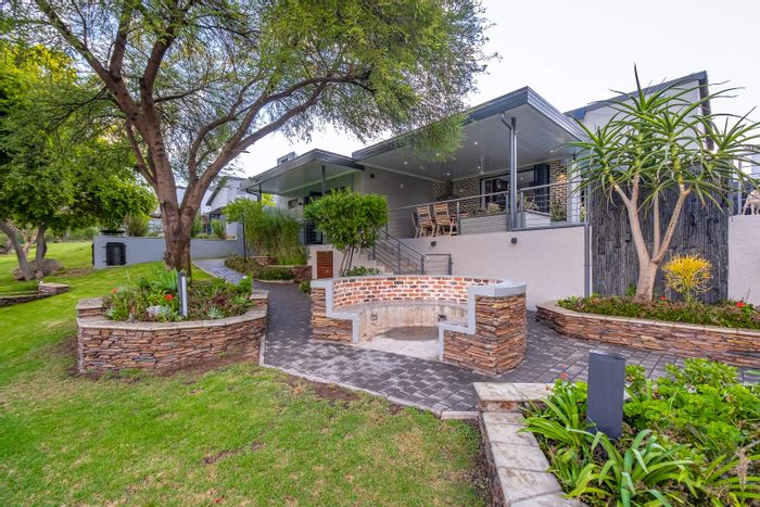 House for Sale in Jackal Creek Golf Estate: 3 en-suite bedrooms, golf views, entertainment area.