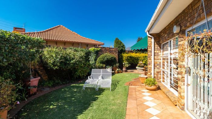 Lakefield House For Sale: 3 Bedrooms, 2.5 Baths, Garden, Double Garage.