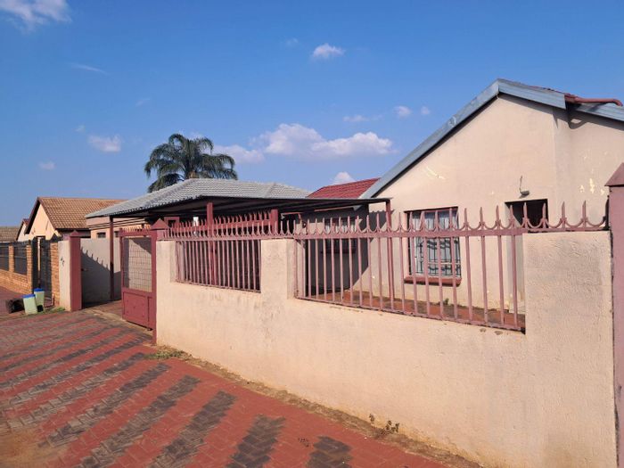 House For Sale in Ga-Rankuwa: 3 Bedrooms, 2 Bathrooms, Secure Parking, Prime Location.
