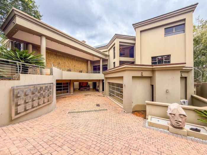 For Sale: House in Woodhill Golf Estate with 6 garages, pool, and entertainment areas.