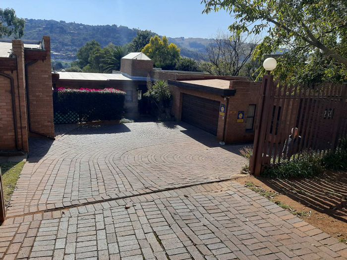 For Sale: Glenvista Ext 5 House with pool, flatlet, and golf course access.