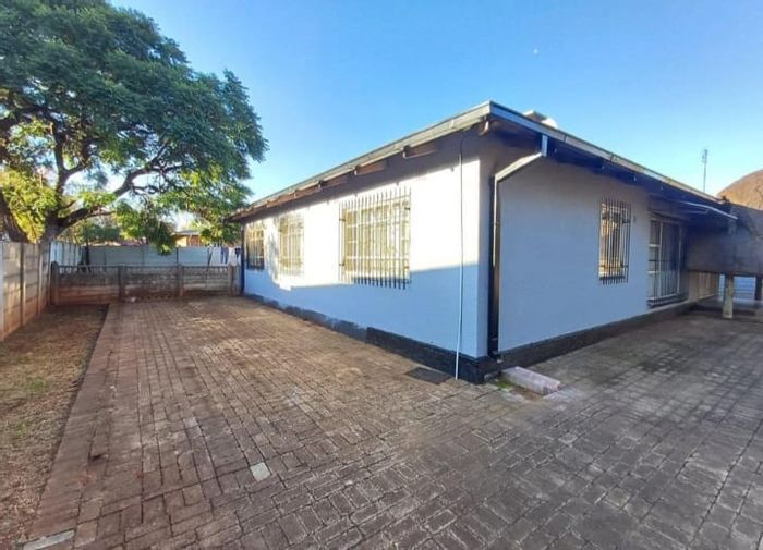House for Sale in Vanderbijlpark Central West 1: 3 beds, flatlet, lapa.