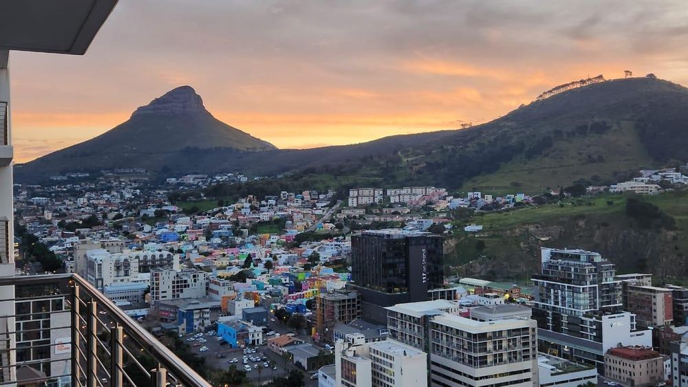 Lions Head and Signal Hill views from your apartment