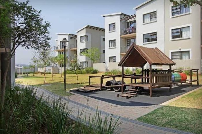 Fourways Apartment To Rent: Bachelor unit with pool, braai, and tennis court access.