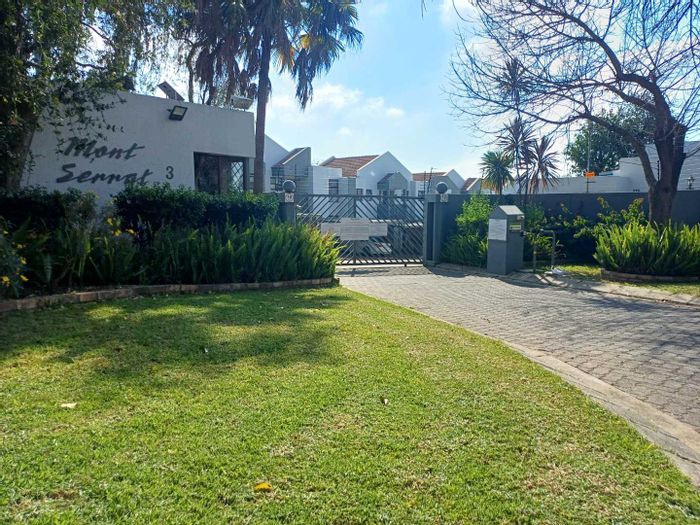 Top Floor Apartment To Rent in Morningside Manor with Pool, Clubhouse, Tennis Court.