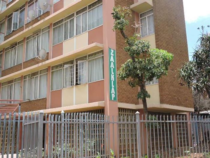 Sunnyside Apartment To Rent: 1 Bed, Parking, Near Shops & Transport. No Pets.