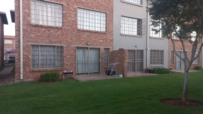 Hughes Townhouse For Sale: 2 Bedrooms, Open-plan Living, Parking Options Available.