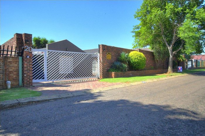 For Sale: Spacious Verwoerdpark house with entertainment lounge, cottage, and pool.