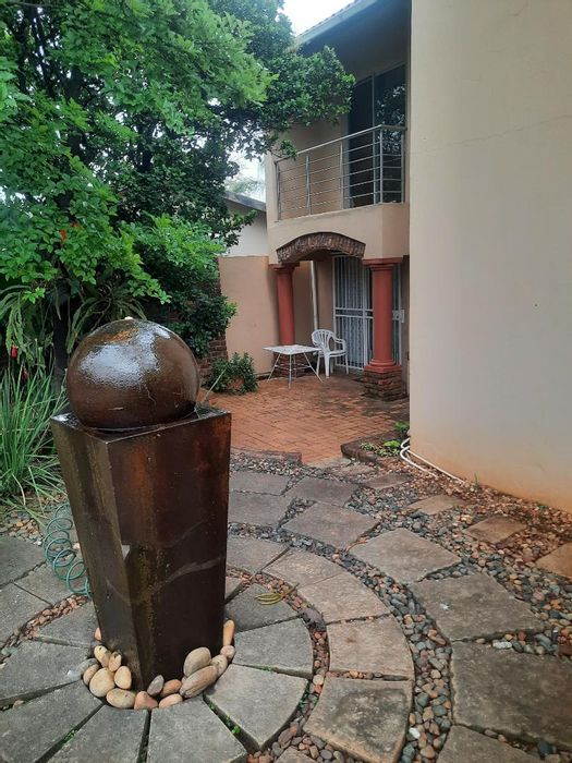 Cottage to Rent in Meyerspark: Open-plan living, private patio, pet-friendly, secure parking.