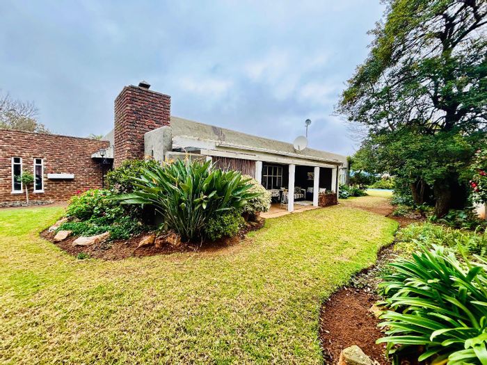 Vryheid Central House For Sale: 4 bedrooms, pool, office, automated garages, ideal family home.