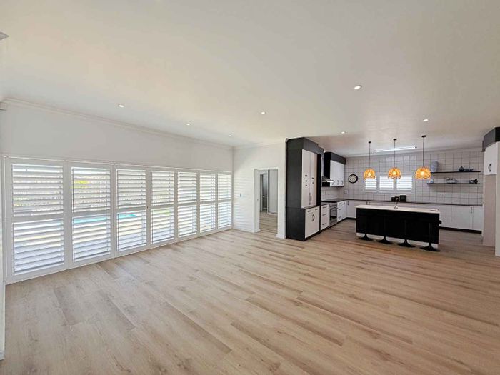 For Sale: House in Country Club with pool, garage, and chef's kitchen.