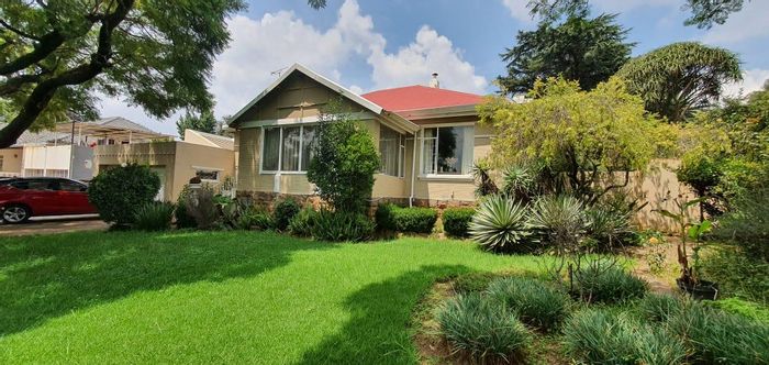 House for Sale in Observatory: Pool, granny flat, sunroom, and energy-efficient features.