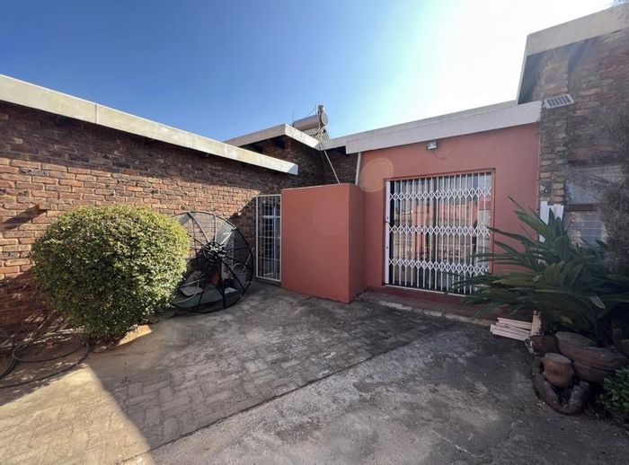 Property #2067676, House For Sale in Garsfontein