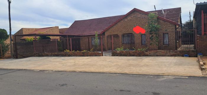 House For Sale in Soshanguve Ext: 3 Bedrooms, Double Garage, Close to Amenities.