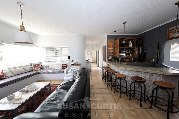 Long Beach House For Sale: 3 beds, home office, 3 garages, private balcony.
