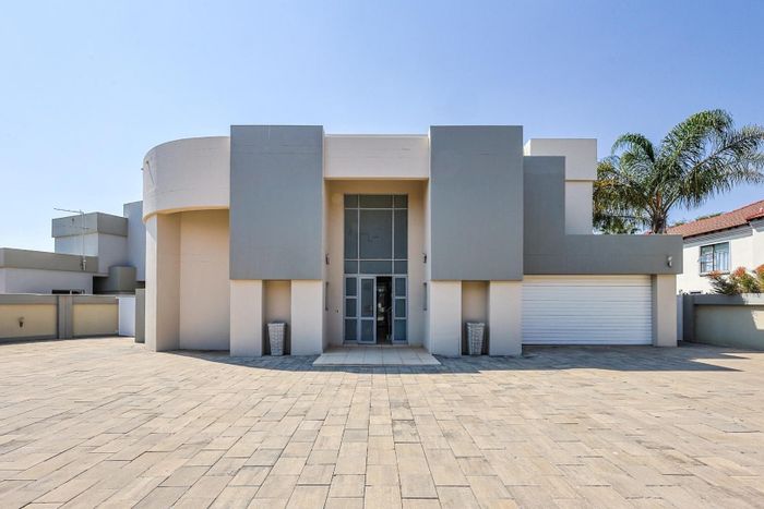 House to Rent in Silver Lakes: 4 Bedrooms, Pool, Garden, Double Garage.