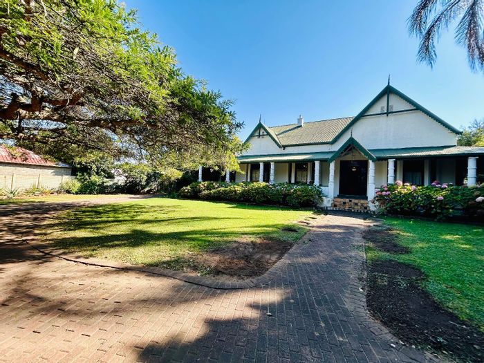 Vryheid Central House For Sale: 6 bedrooms, business potential, pool, ample parking.
